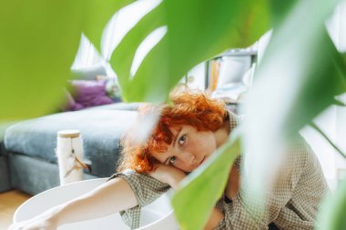 portre kızıl saçlı çekici genç kadın canavarı yeni bereketli topraklara naklediyor.