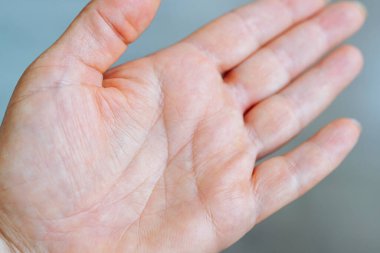 El falı ya da kiromantizm. Yaşam çizgileri olan kadın elini kapat. Geleceğe yönelik tahminler ya da tahminler. Avuç içi okuma kavramı