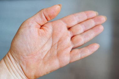 El falı ya da kiromantizm. Yaşam çizgileri olan kadın elini kapat. Geleceğe yönelik tahminler ya da tahminler. Avuç içi okuma kavramı