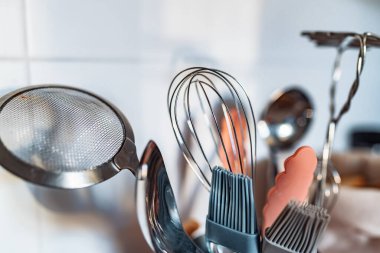 Mutfak gereçleri ya da mutfak ahşap yüzeyinde demir dekoratif kovada pişirme aletleri. Mutfak gereçleri mutfak gereçleri, mutfak gereçleri koleksiyonu