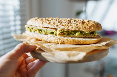 Sebze köfteli ekmekli sandviç. Sağlıklı yemek pişirmek, sağlıklı yemek, brokoli sebze pirzolası. Kadınların elinde vejetaryen sandviçi.