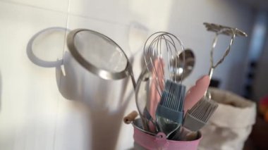 Mutfak gereçleri ya da mutfak ahşap yüzeyinde demir dekoratif kovada pişirme aletleri. Mutfak gereçleri mutfak gereçleri, mutfak gereçleri koleksiyonu