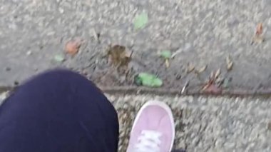 Islak patikada yürüyen ayakkabılı bir kadın. Nehre inmek, kardiyo hareketleri.