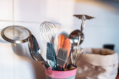 Mutfak gereçleri ya da mutfak ahşap yüzeyinde demir dekoratif kovada pişirme aletleri. Mutfak gereçleri mutfak gereçleri, mutfak gereçleri koleksiyonu