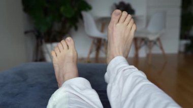 Yalınayak kadın ayakları, eklem ısıtma egzersizleri, bacak egzersizleri, orta yaşlı kadınlar için spor, ayak egzersizleri.