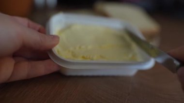 Tahtanın üzerinde tereyağlı buğday ekmeği.