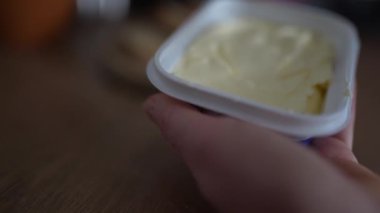 Tahtanın üzerinde tereyağlı buğday ekmeği.