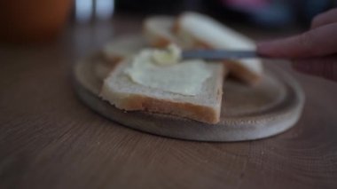 Tahtanın üzerinde tereyağlı buğday ekmeği.