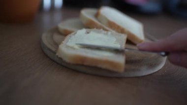 Tahtanın üzerinde tereyağlı buğday ekmeği.
