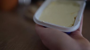 Tahtanın üzerinde tereyağlı buğday ekmeği.