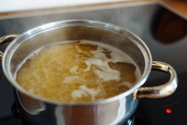 Kaynar su, spagetti pişirme, indüksiyon, elektrikli ocak.