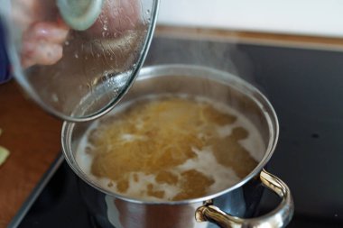 Kaynar su, spagetti pişirme, indüksiyon, elektrikli ocak.