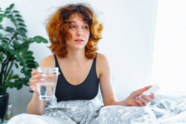 Baş ağrısı, akşamdan kalma, bulantı, grip ve makyajlı genç bir kadın.