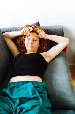 Genç kızıl saçlı kadın, genç kız, öğrenci, kanepede yatmaktan yorgun, psikolojik stres