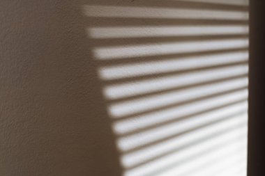 Duvardaki panjurlardan gelen ışık ve gölge deseni