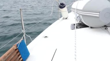 Denizde yavaş çekim yatı. yelkenli yat