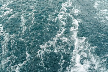 Gökyüzünden öfkeli deniz manzarası