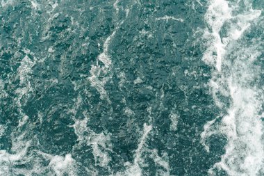 Gökyüzünden öfkeli deniz manzarası