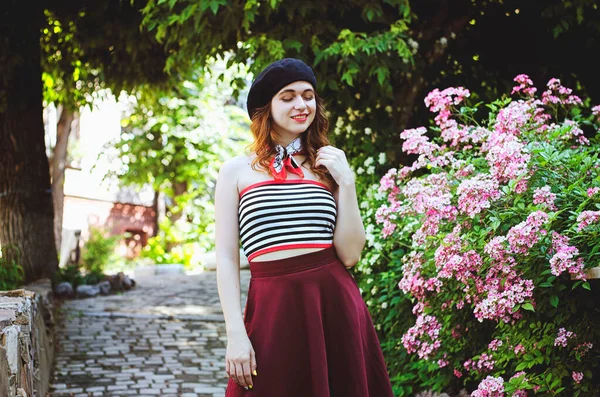 Модный Портрет Молодой Счастливой Элегантной Рыжей Кудрявой Женщины Девушки Шляпе — стоковое фото