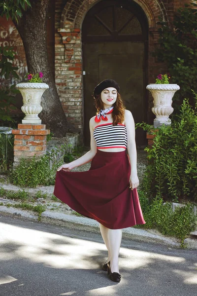 年轻的 快乐的 优雅的红头发卷曲的女人 戴着帽子的女孩和休闲装的时装肖像 法国风格 在城市的街道上放松 阳光灿烂 — 图库照片