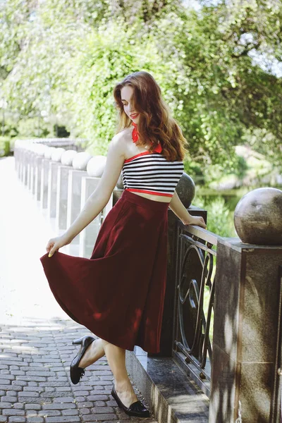 年轻的 快乐的 优雅的红头发卷曲的女人 戴着帽子的女孩和休闲装的时装肖像 法国风格 在城市的街道上放松 阳光灿烂 — 图库照片