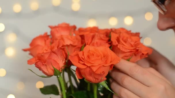 Молода Щаслива Жінка Короткою Зачіскою Сидить Букетом Червоних Троянд Дівчинка — стокове відео