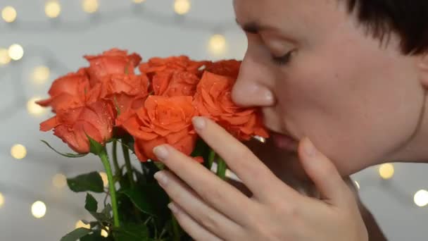 Mladá Šťastná Žena Krátkým Sestřihem Sedí Kyticí Rudých Růží Dívka — Stock video