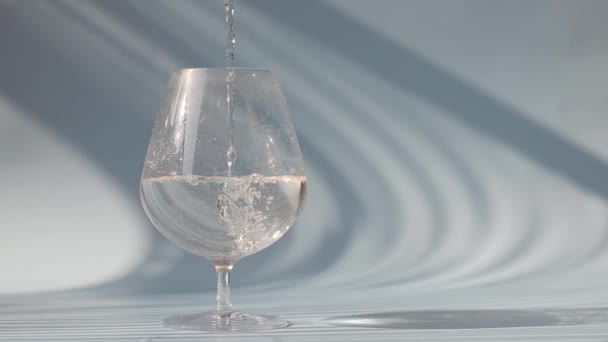 Processo Versare Acqua Bicchiere Bicchiere Acqua Sfondo Bianco Vista Dall — Video Stock