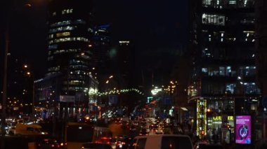 Kyiv, Ukrayna. 12.17.2021. Kiev 'in Yeni Yıl ve Noel dış güzelleri. Kyiv. Şehir manzarası. Trafik vardı. Arabalı yol