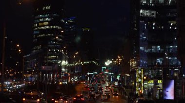 Kyiv, Ukrayna. 12.17.2021. Kiev 'in Yeni Yıl ve Noel dış güzelleri. Kyiv. Şehir manzarası. Trafik vardı. Arabalı yol