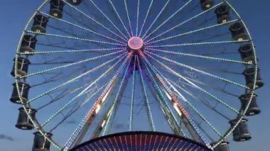 Yaz tatilimizde günbatımı arka planında High Ferris Wheel. Eğlence parkı gezisi. 