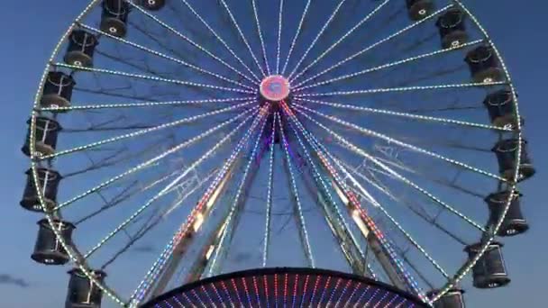 Yaz Tatilimizde Günbatımı Arka Planında High Ferris Wheel Eğlence Parkı — Stok video