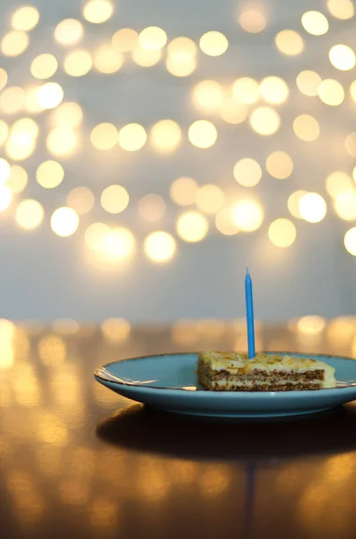 Uroczysty Tort Urodzinowy Płonącymi Świecami Jasnym Tle Bokeh Kartka Życzeniami — Zdjęcie stockowe