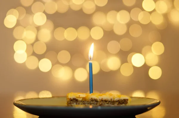 明るいボケの背景に燃えるろうそくとお祭りの誕生日ケーキ グリーティングカード パーティーと休日のお祝いのコンセプト — ストック写真