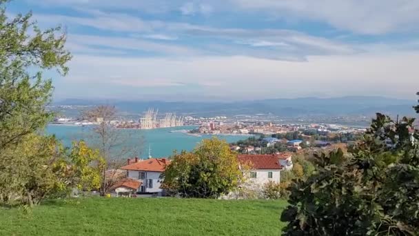 Schöne Aussicht Auf Grüne Hügel Rote Dächer Und Die Adria — Stockvideo