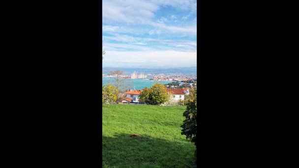 Landschappelijk Uitzicht Prachtige Groene Heuvels Rode Daken Adriatische Zee Tegen — Stockvideo