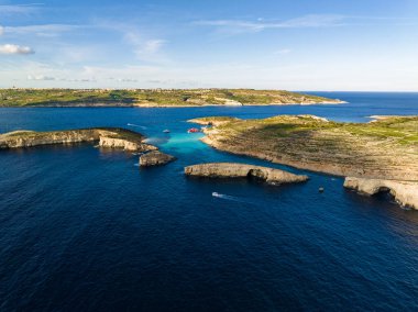 Malta hava fotoğrafında Mavi Göl. Turkuaz sulardan ve kayalık cazibeden oluşan nefes kesici bir duvar halısı..
