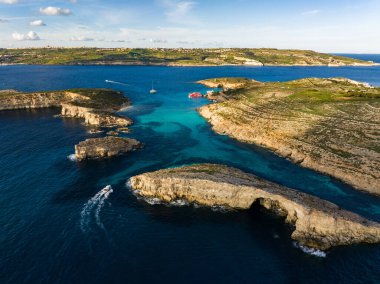 Malta hava fotoğrafında Mavi Göl. Turkuaz sulardan ve kayalık cazibeden oluşan nefes kesici bir duvar halısı..