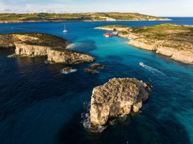 Malta hava fotoğrafında Mavi Göl. Turkuaz sulardan ve kayalık cazibeden oluşan nefes kesici bir duvar halısı..