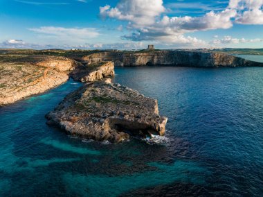 Malta hava fotoğrafında Mavi Göl. Turkuaz sulardan ve kayalık cazibeden oluşan nefes kesici bir duvar halısı..