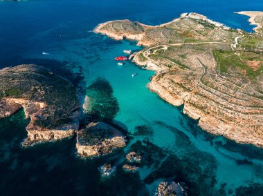Malta hava fotoğrafında Mavi Göl. Turkuaz sulardan ve kayalık cazibeden oluşan nefes kesici bir duvar halısı..