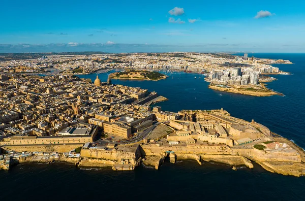 Malta 'daki Valletta City Hava Aracı Fotoğrafçılığı. İnsansız hava aracının bakış açısı, UNESCO Dünya Mirası sahasının tarihi ihtişam ve kıyı cazibesini yansıtıyor