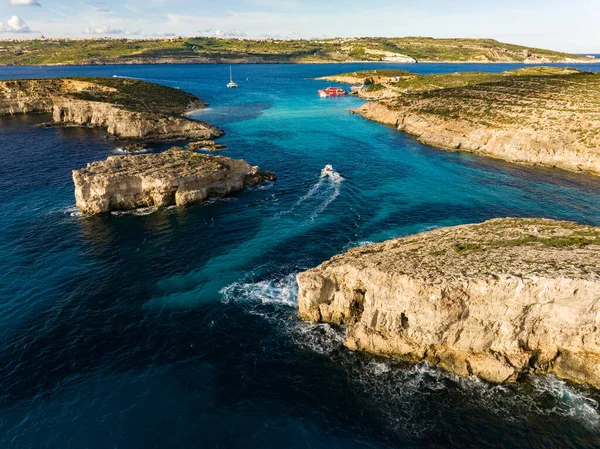 マルタ航空写真のブルーラグーン ターコイズウォーターと岩の幸運の息をのむようなタペストリー — ストック写真