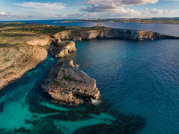 マルタ航空写真のブルーラグーン ターコイズウォーターと岩の幸運の息をのむようなタペストリー — ストック写真