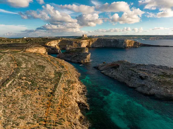 Скалистые Берега Мальты Нависших Аэрофотоснимков Раскрывающих Необузданное Прибрежное Очарование Острова — стоковое фото