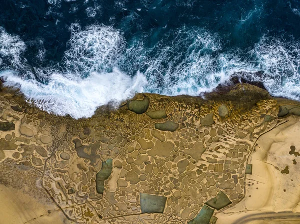 上空からのマルタの岩場のスナップショットは 島の未知の沿岸のアルプールを明らかにします — ストック写真