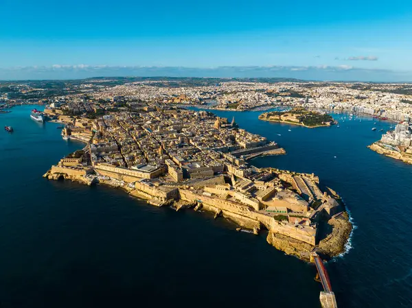 马耳他瓦莱塔市航空无人机摄影 无人机的视角捕捉到了联合国教科文组织世界遗产的历史壮丽和沿海魅力 — 图库照片#