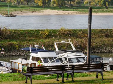 Almanya 'nın Ren Nehri kıyısında Düsseldorf şehri.