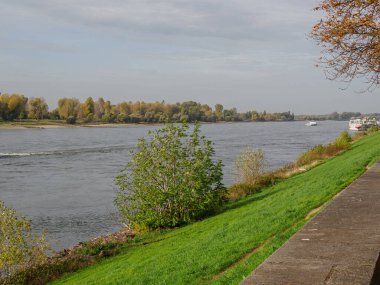 Almanya 'nın Ren Nehri kıyısında Düsseldorf şehri.