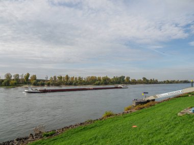 Almanya 'nın Ren Nehri kıyısında Düsseldorf şehri.